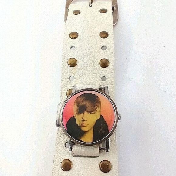 Justin Bieber watch young photo of him - Picture 4 of 5